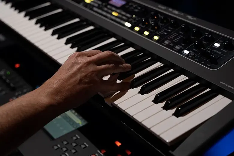 Persona tocando el piano Yamaha CK88