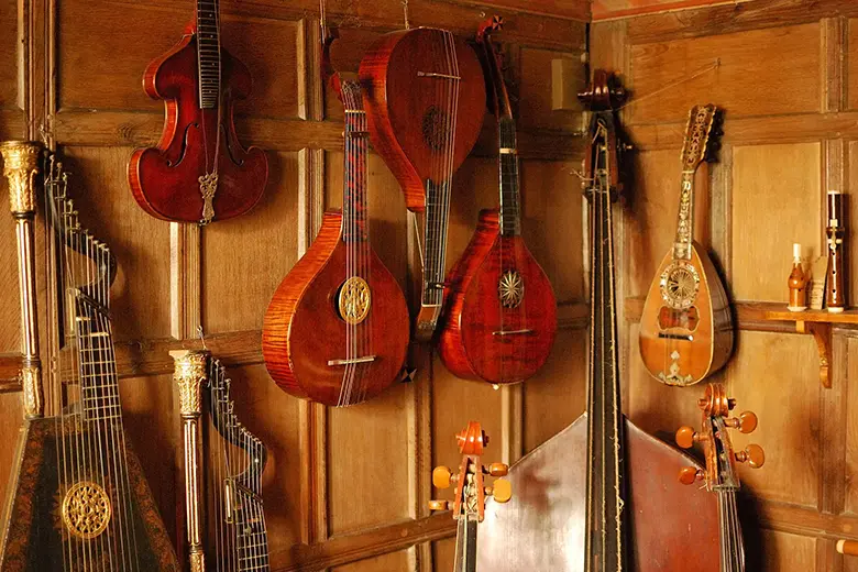 Varios instrumentos musicales medievales