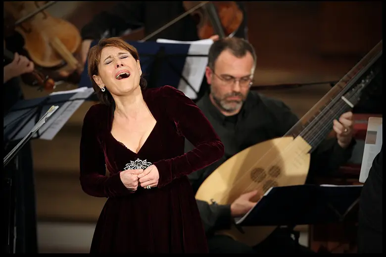 Foto de María Bayo cantando en una ópera