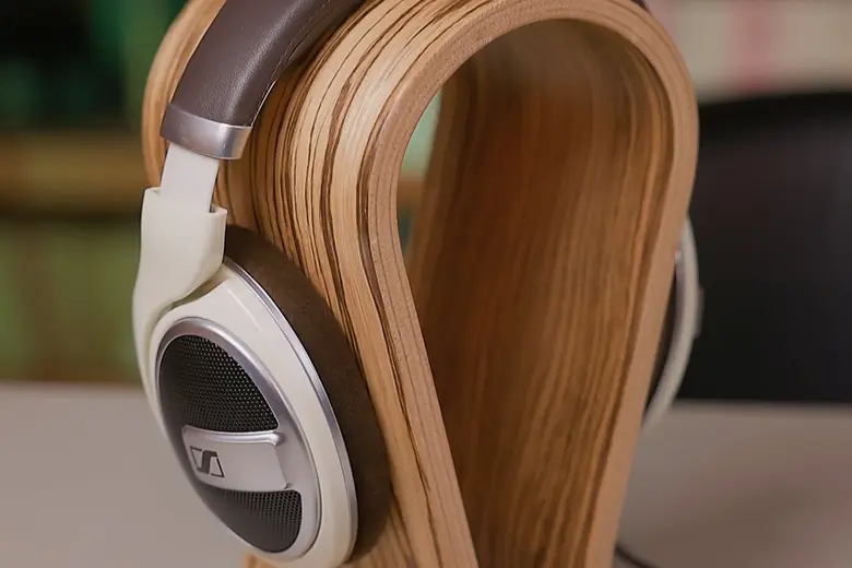 La foto muestra a los Sennheiser HD 599 sobre un soporte de audífonos