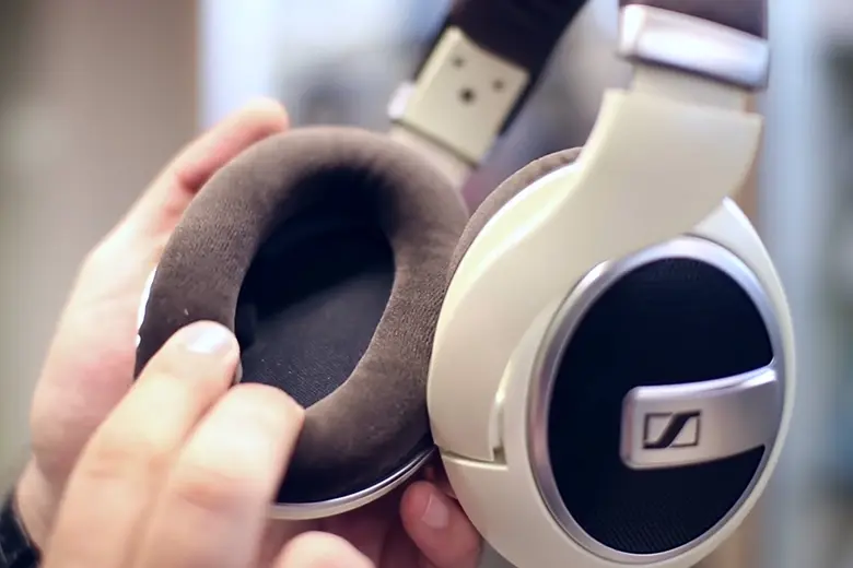 La foto muestra las almohadillas de los Sennheiser HD 599