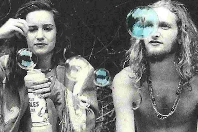 Es una imagen de Layne Staley y su novia Demri Parrott.