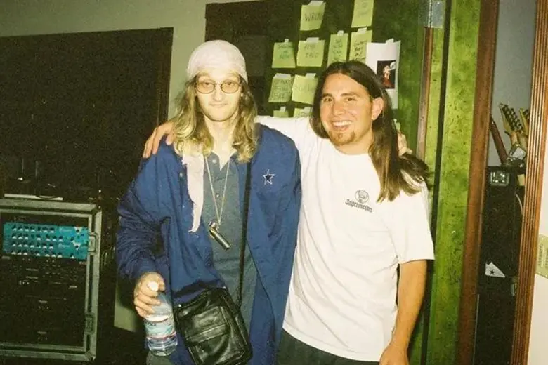 La imagen muestra a Layne Staley en una de sus últimas fotos tomada en 1999.