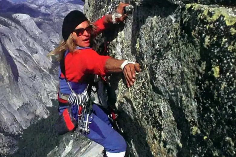 La imagen muestra a David Lee Roth escalando una montaña para la portada de su álbum como solista "Skyscraper".