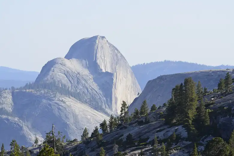 La imagen muestra a Half Dome en el Parque Nacional Yosemite en los Estados Unidos.