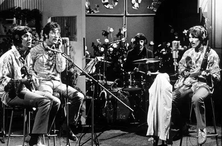 La imagen en blanco y negro muestra a los Beatles en el estudio mientras grababan el disco Sgt. Pepper's Lonely Hearts Club Band