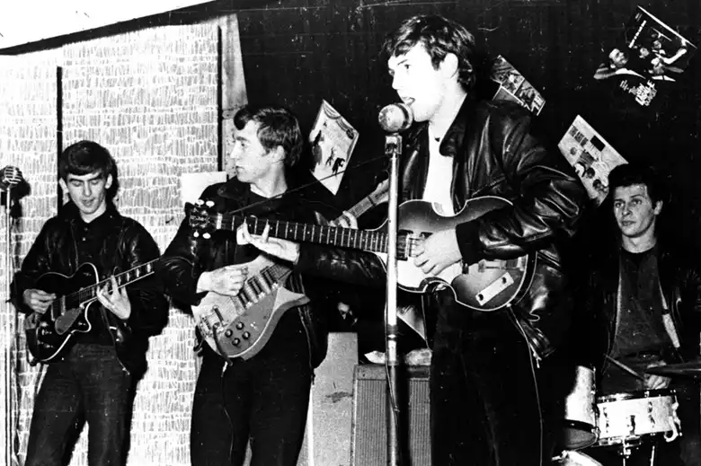 La imagen en blanco y negro muestra a los Beatles sobre el escenario a principios de los años 60