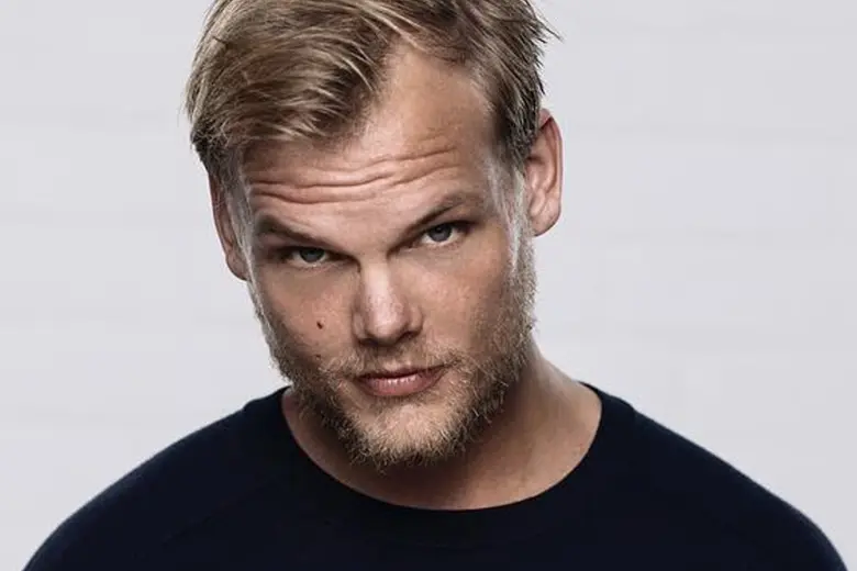 La imagen muestra el rostro de la estrella de música electrónica Avicii.