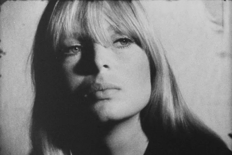 Es una imagen en blanco y negro que muestra el rostro de la artista Nico.