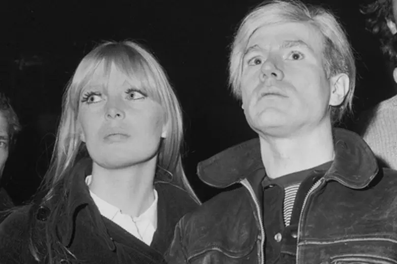 Es una imagen en blanco y negro que muestra a Nico y Andy Warhol.
