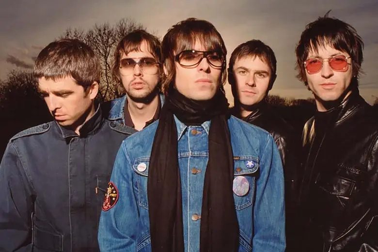 La imagen muestra a la banda de rock británico Oasis.