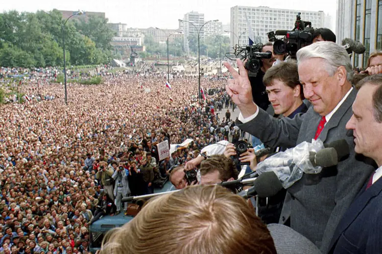 La imagen muestra a Boris Yeltsin frente a una multitud de personas.