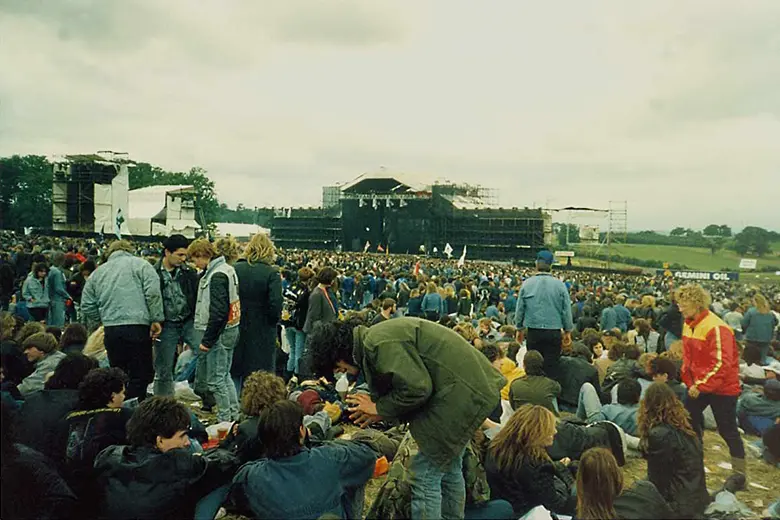 La imagen muestra al público durante el evento de Monster of Rock en Donington en el Reino Unido.