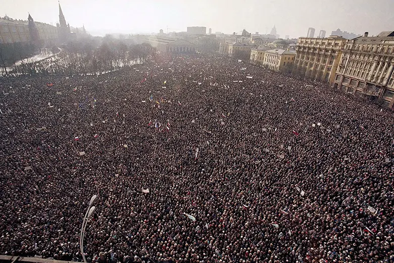 La imagen muestra al público durante el evento de Monster of Rock en Moscú en 1991.