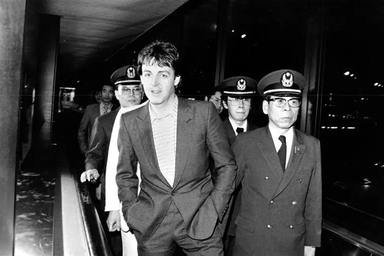 La imagen muestra a Paul McCartney tras ser liberado de prisión en Japón.