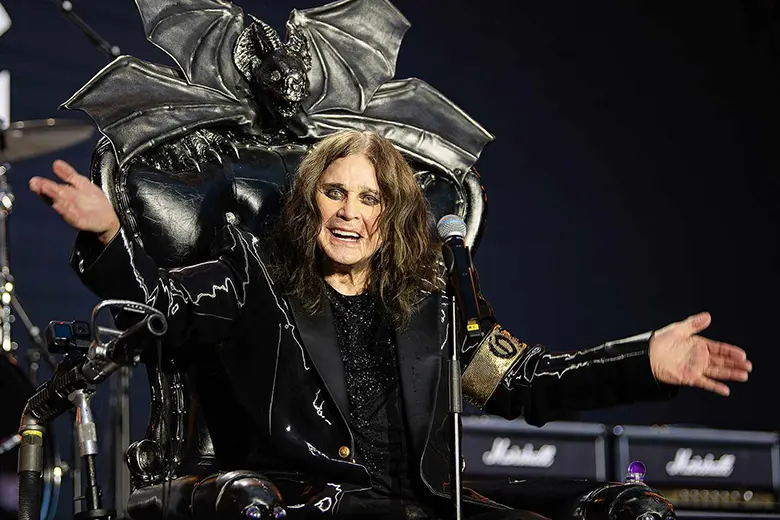 Ozzy Osbourne en el escenario durante su último concierto en Villa Park.