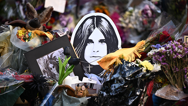 Altar hecho por fans a Ozzy Osbourne.